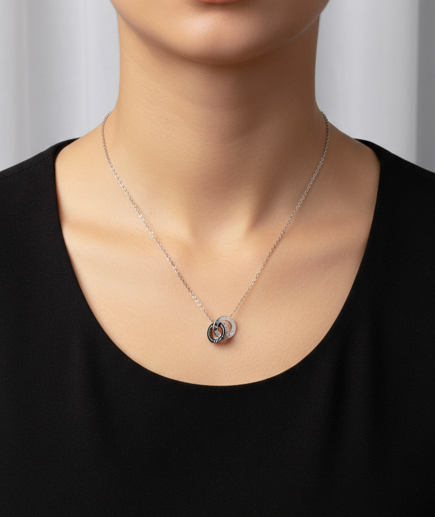 Halskette „Aeterna“ mit ineinander verschlungenen Ringen – Zeitloses Design