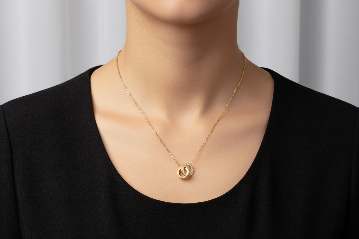 Halskette „Aeterna“ mit ineinander verschlungenen Ringen – Zeitloses Design