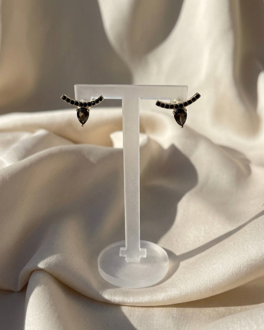 Amaya Drop Ohrringe – Elegantes Bogendesign mit tiefschwarzen Kristallen