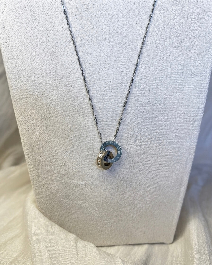 Halskette „Aeterna“ mit ineinander verschlungenen Ringen