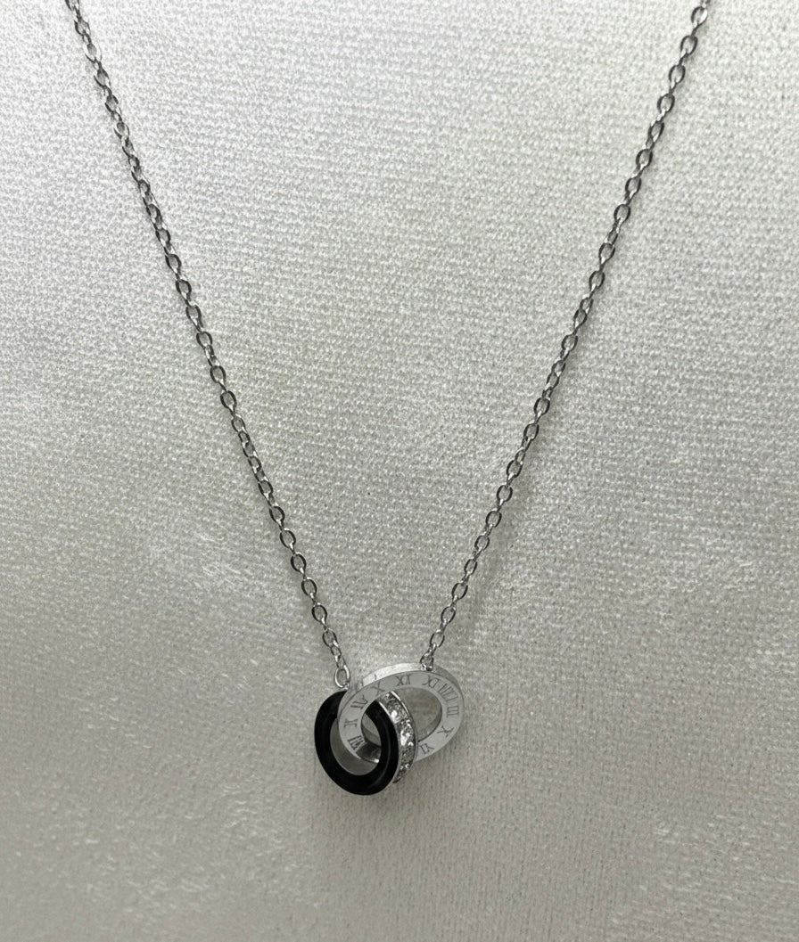 Halskette „Aeterna“ mit ineinander verschlungenen Ringen – Zeitloses Design