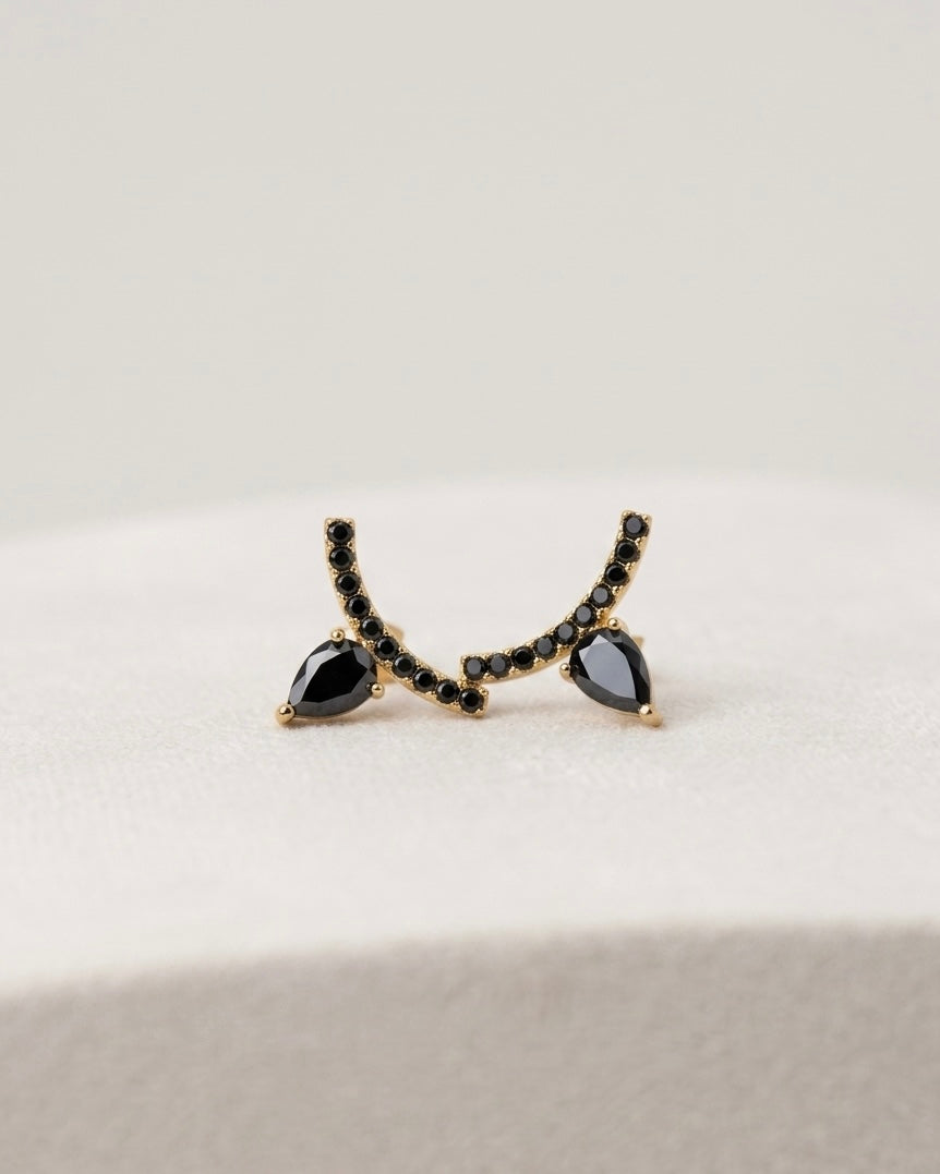 Amaya Drop Ohrringe – Elegantes Bogendesign mit tiefschwarzen Kristallen