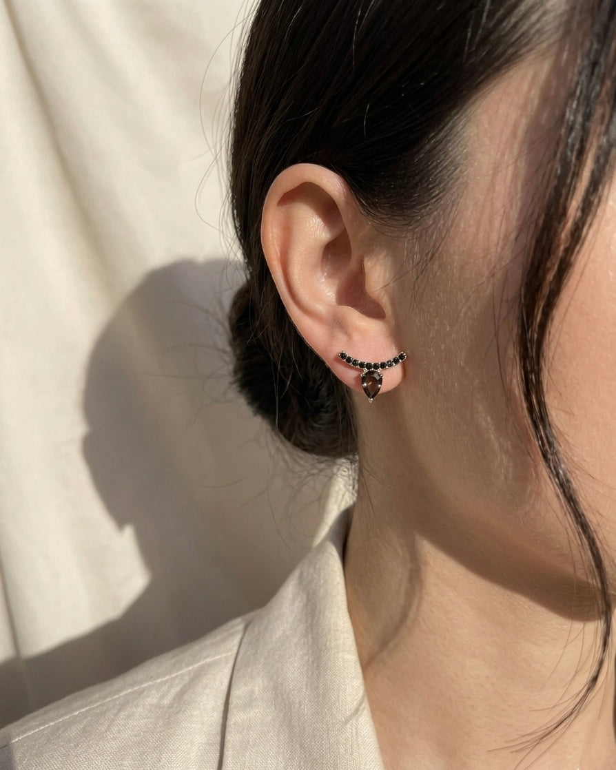 Amaya Drop Ohrringe – Elegantes Bogendesign mit tiefschwarzen Kristallen